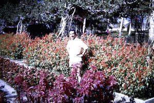 Roland Gauthier à Sangalkam , proche de Dakar, dans un jardin
