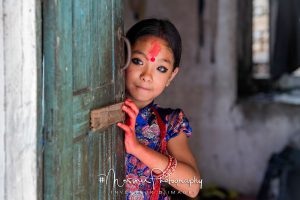 Jeune danseuse népalaise, dans les zones sinistrées par le tremblement de terre