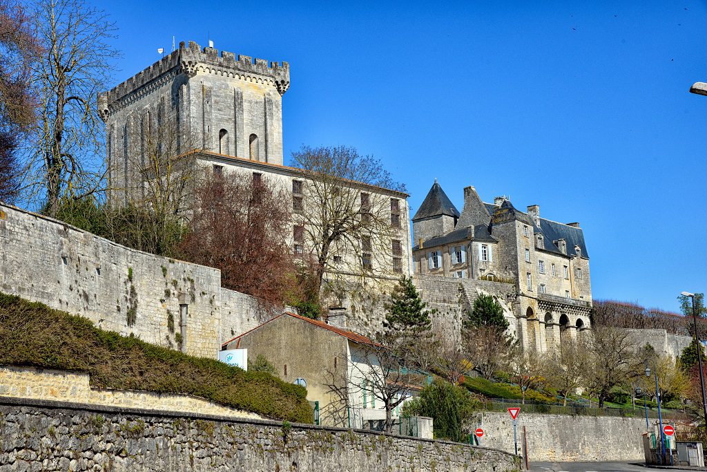 Pons, le donjon du château